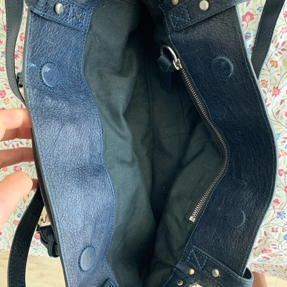 Authentic Chloe Saskia leather satchel in navy - Picture 7 of 8